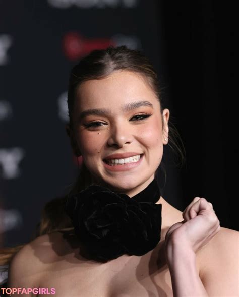 hailee steinfeld tetas|Video: Hailee Steinfeld poses topless during sultry photoshoot